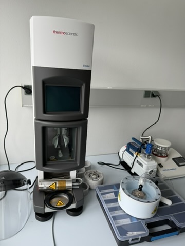 Our Vitrobot and glow discharger for cryo-EM 
grid preparation